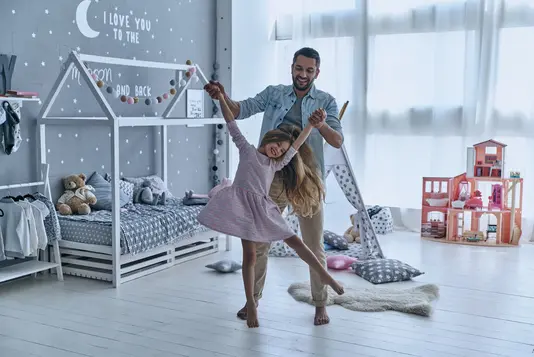Haus-Vater-Tochter-Wohnen-Serie-4-2 Tanzender Vater mit Tochter